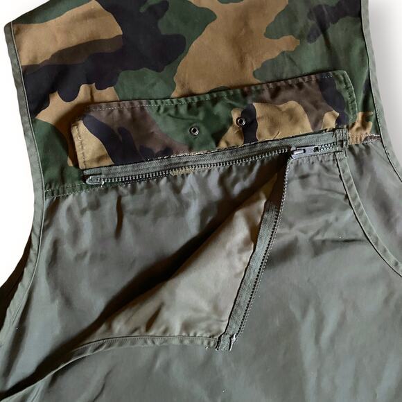 VNTG 70s Camo Print Hunting Vest Sz L Green Full Zip Cargo Coated Canvas Nylon - Picture 10 of 12